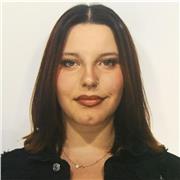 Studentessa universitaria impartisce lezioni di inglese a individui che frequentano le scuole elementari, medie e superiori